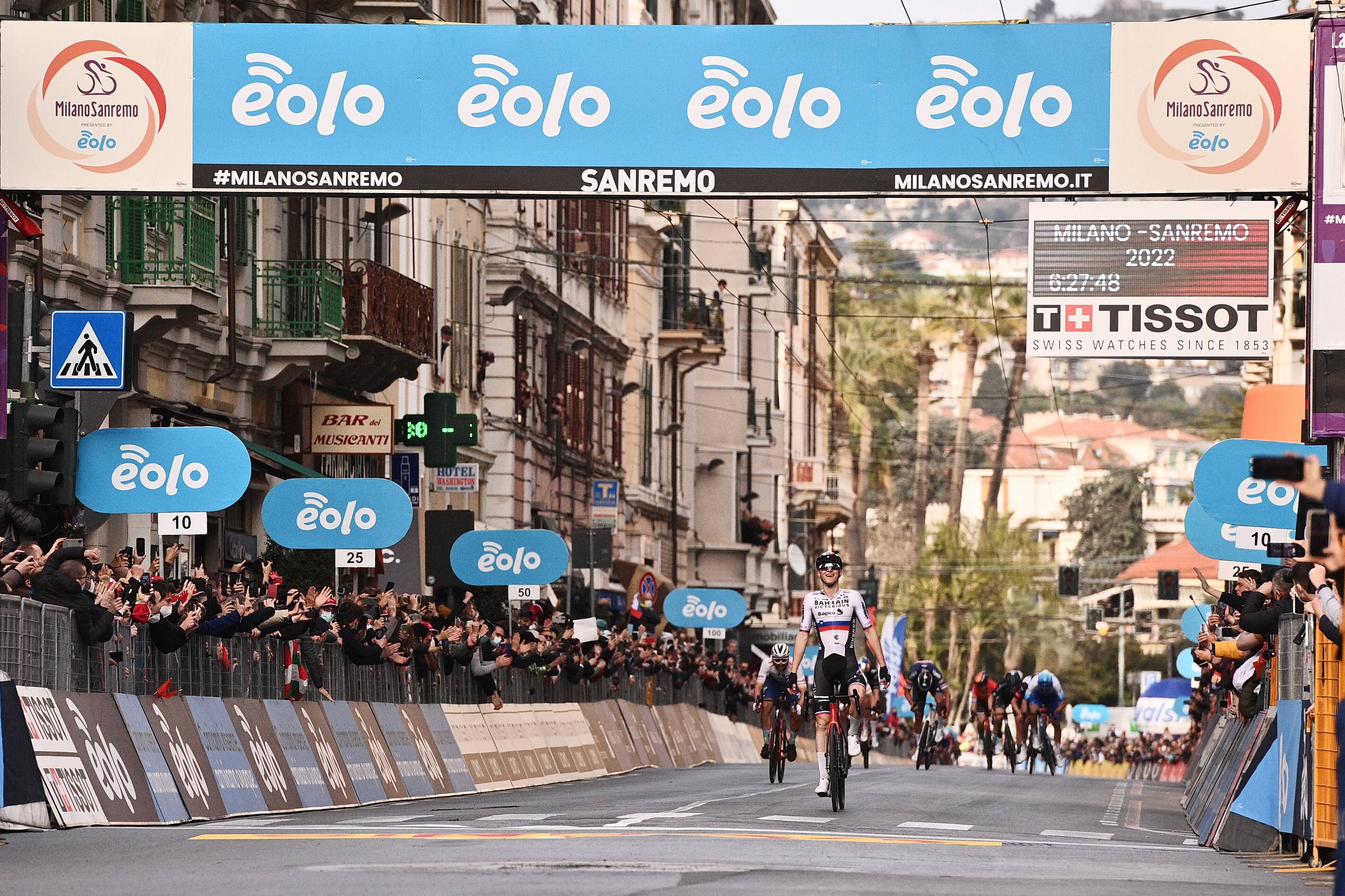Matej Mohoric vence en la Milan-San Remo 2022.