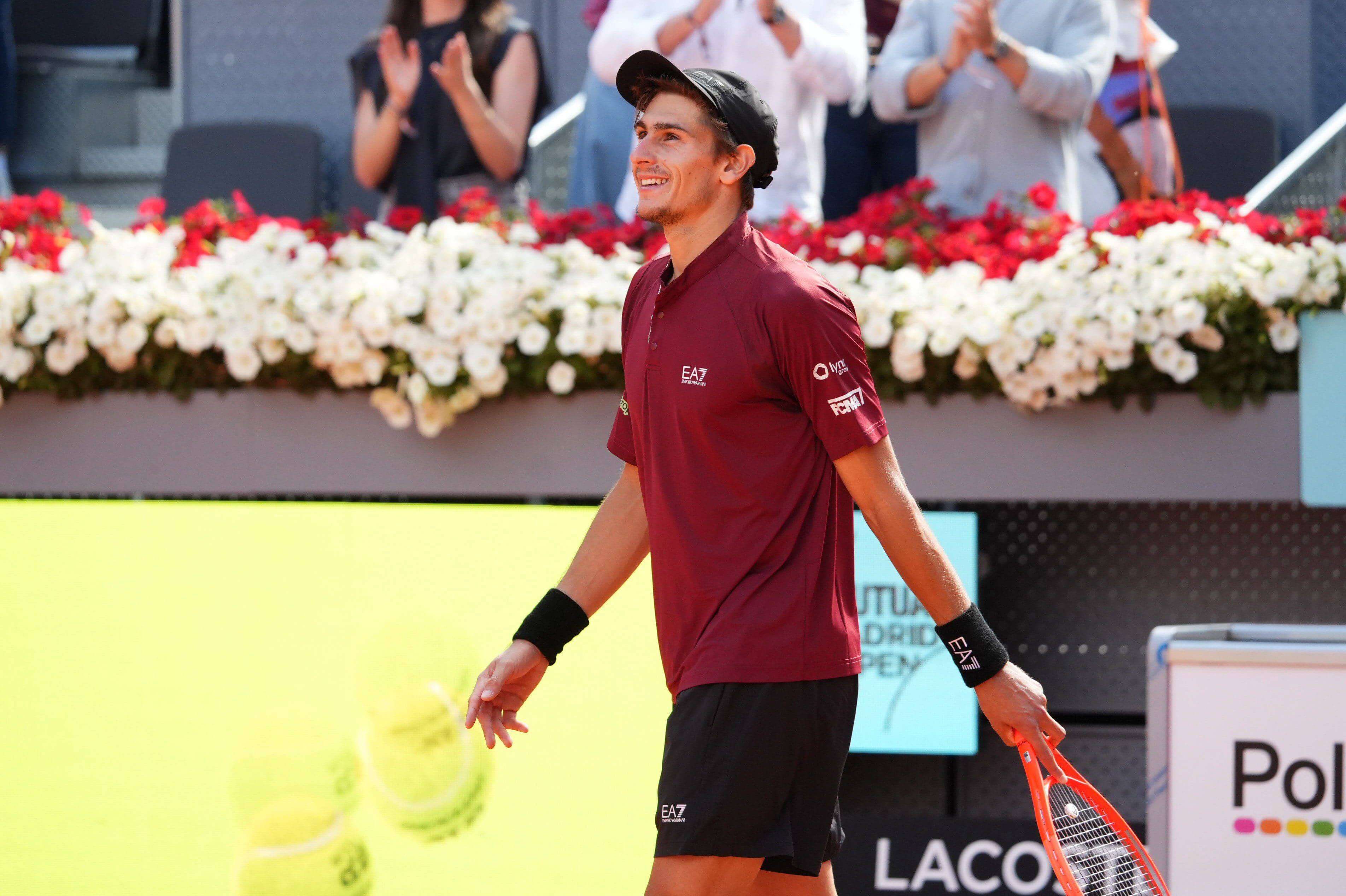 Matteo Arnaldi celebra su triunfo ante Novak Djokovic en Madrid.