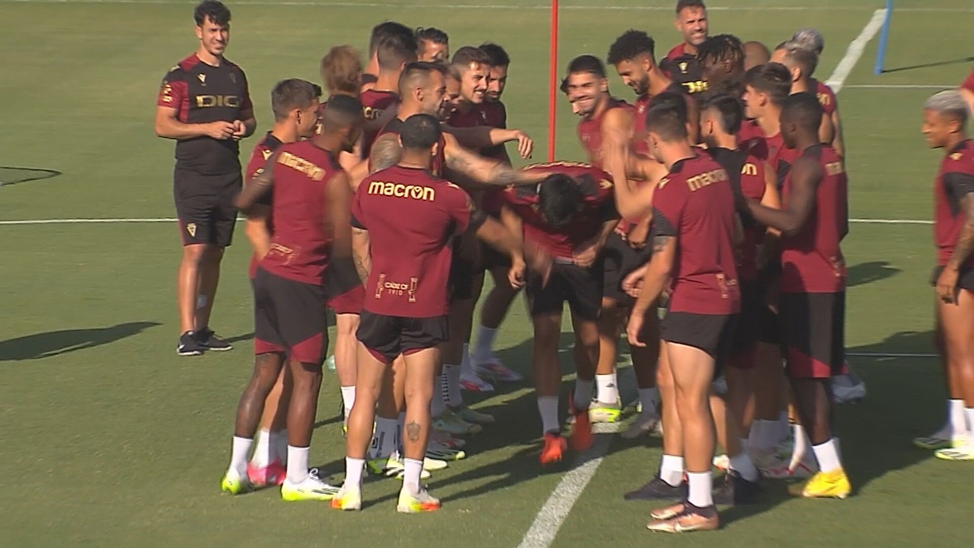  Maxi Gómez recibe un pasillo de collejas en su primer día con el Cádiz