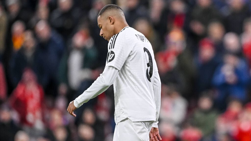  Mbappé, cabizbajo durante el partido en Anfield (Fuente: Cordon Press)
