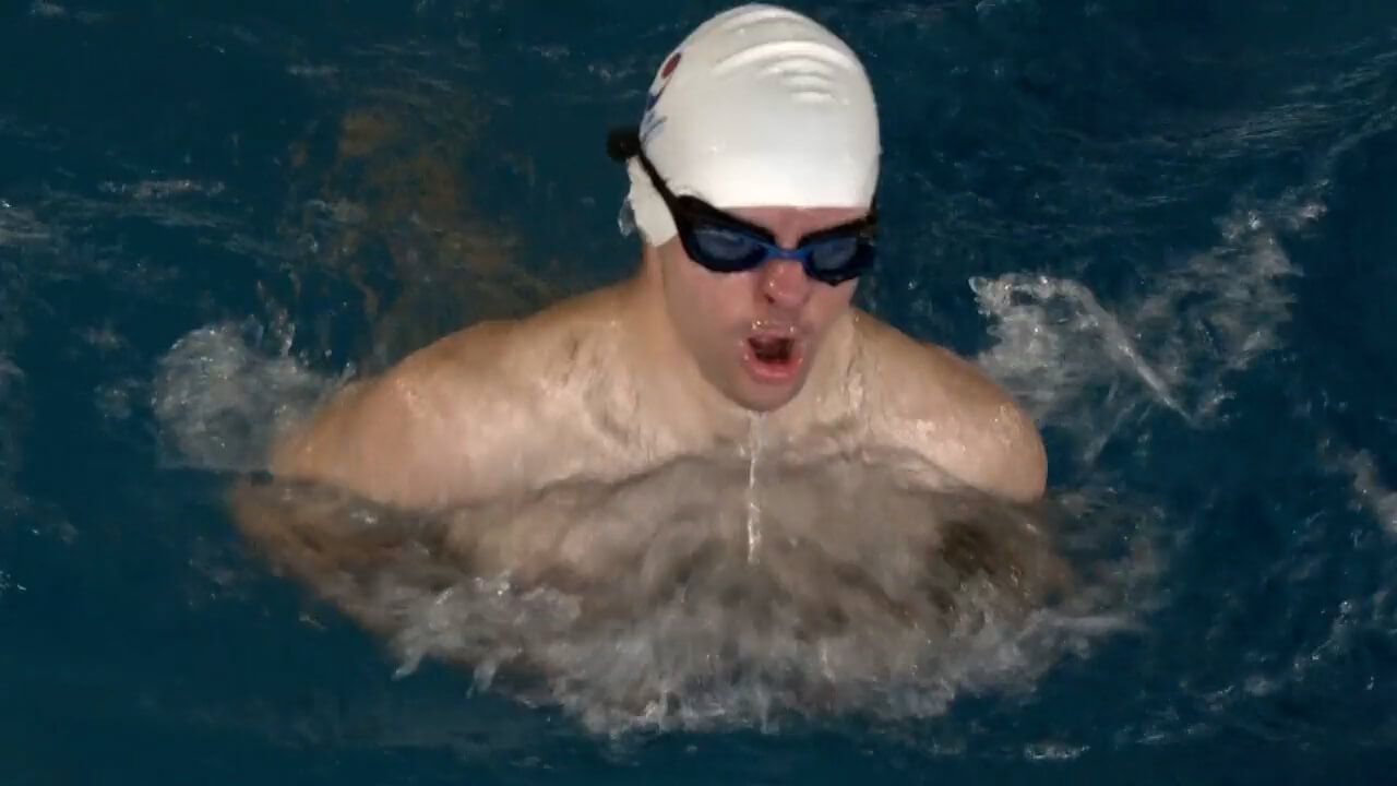 Carlos Hernández durante un braceo