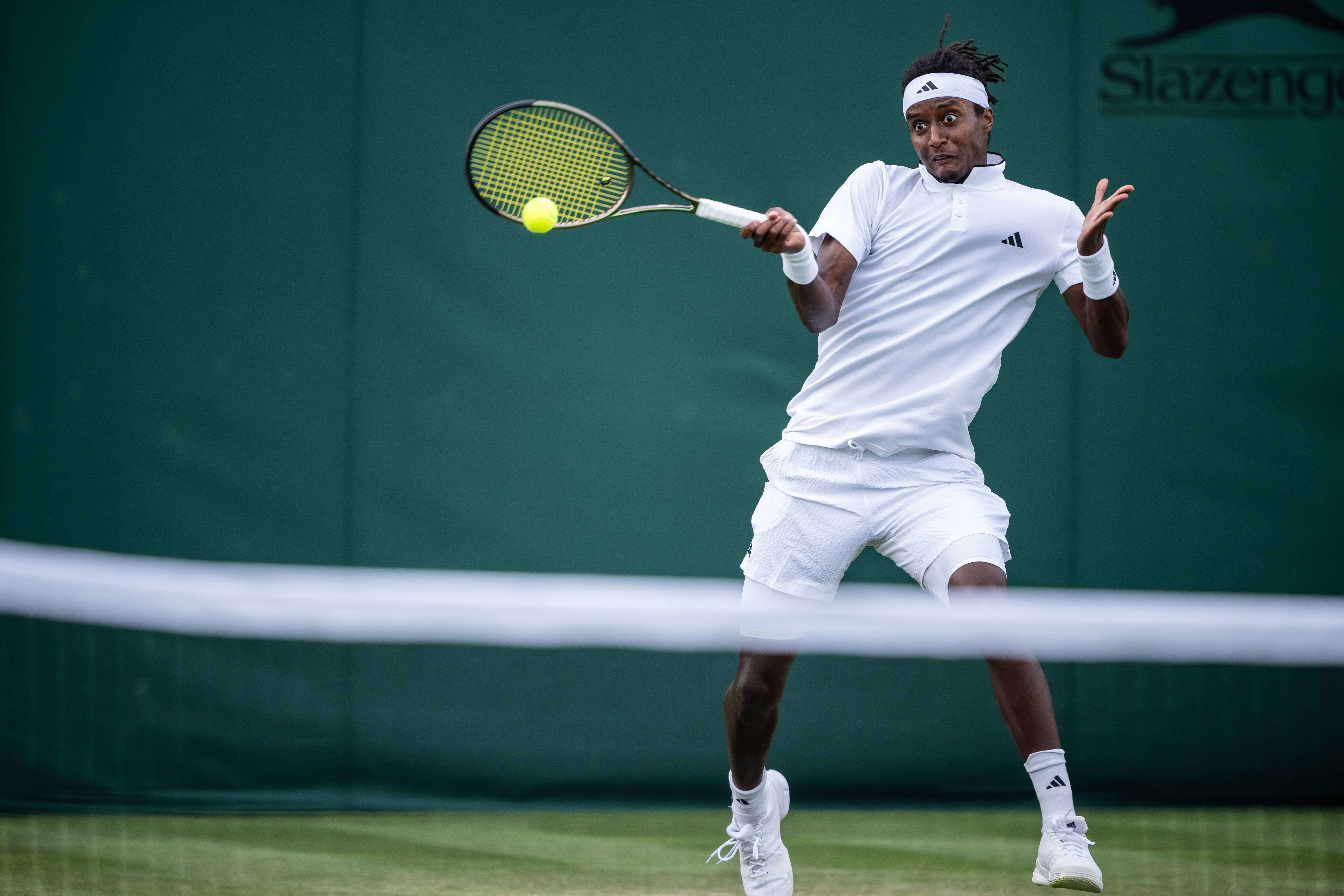  Mikael Ymer disputando un partido en Wimbledon