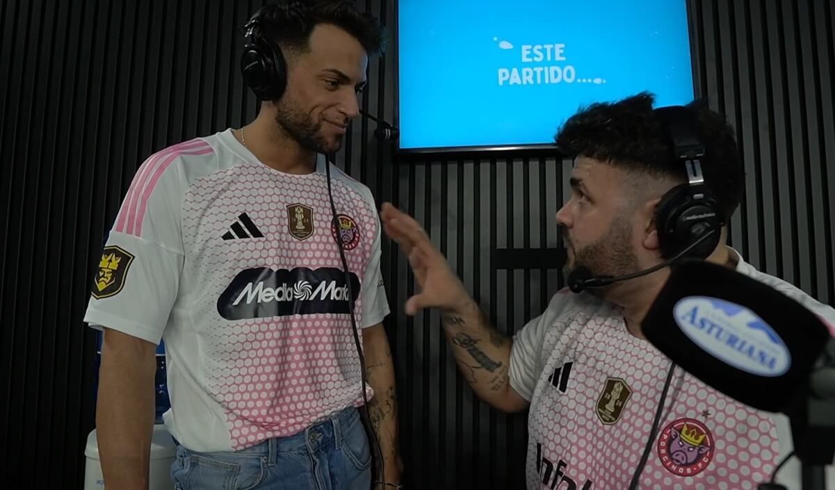 Montoya con la camiseta de Porcinos en el directo de Guanyar.