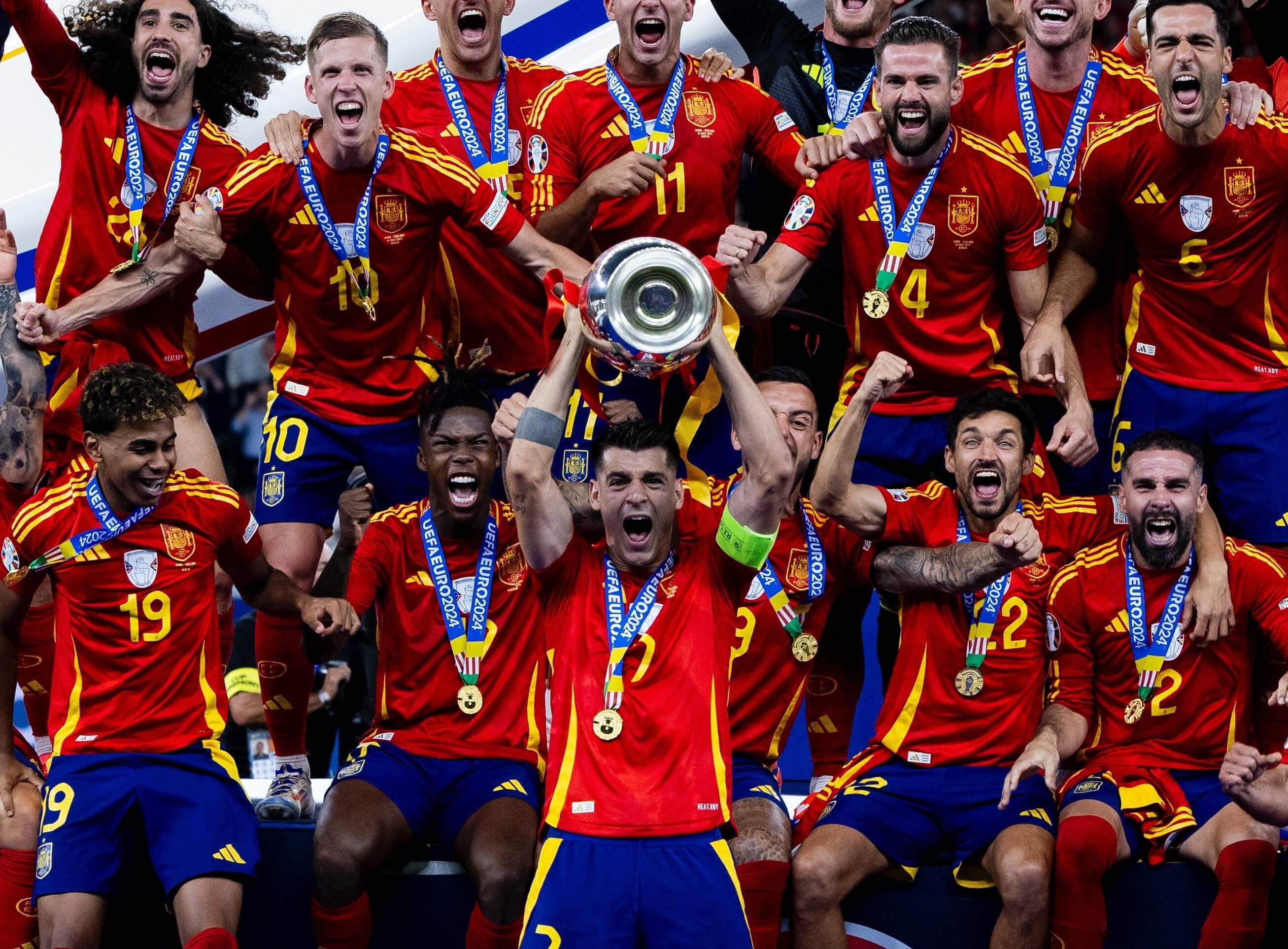 Álvaro Morata eleva la Eurocopa de España en Berlín.