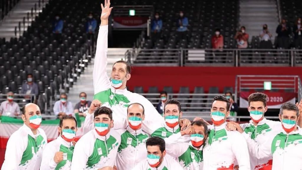  Morteza Mehrzadselakjani con su equipo en los Juegos Paralímpicos de Tokio (@morteza_mehrzad2)