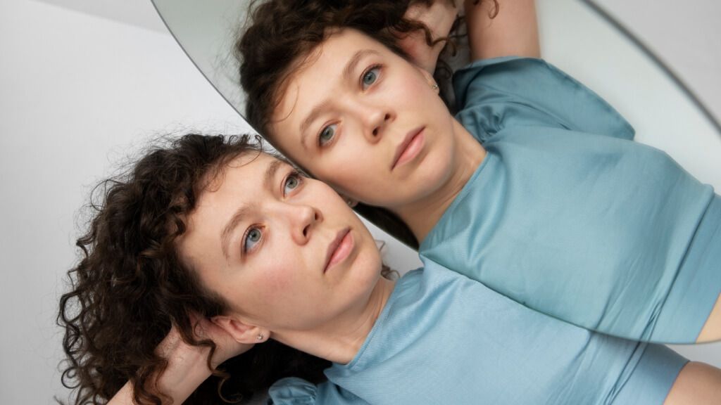 Rostro de una mujer reflejado en un espejo