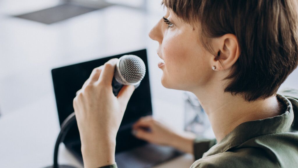 Mujer hablando a través de un micrófono