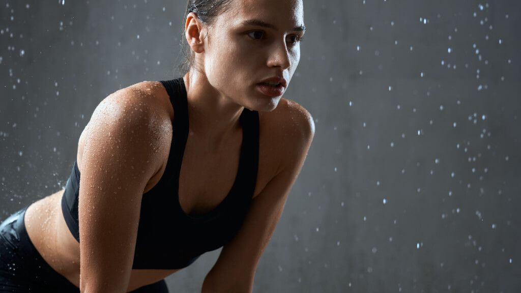 Mujer sudando con ropa deportiva