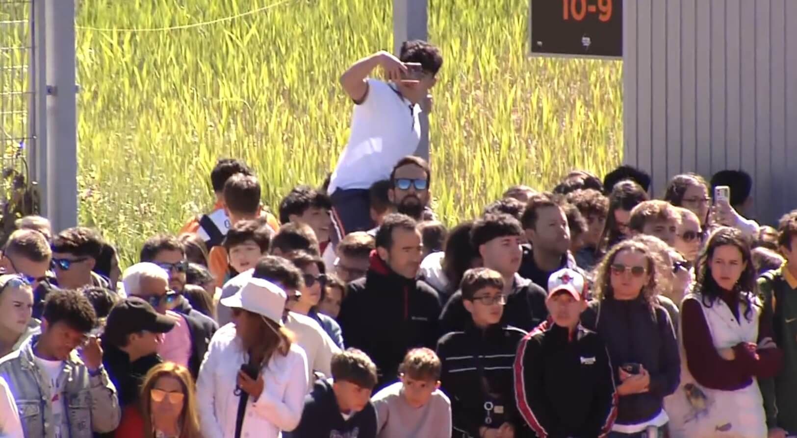  Los aficionados ven a Nadal entrenar.