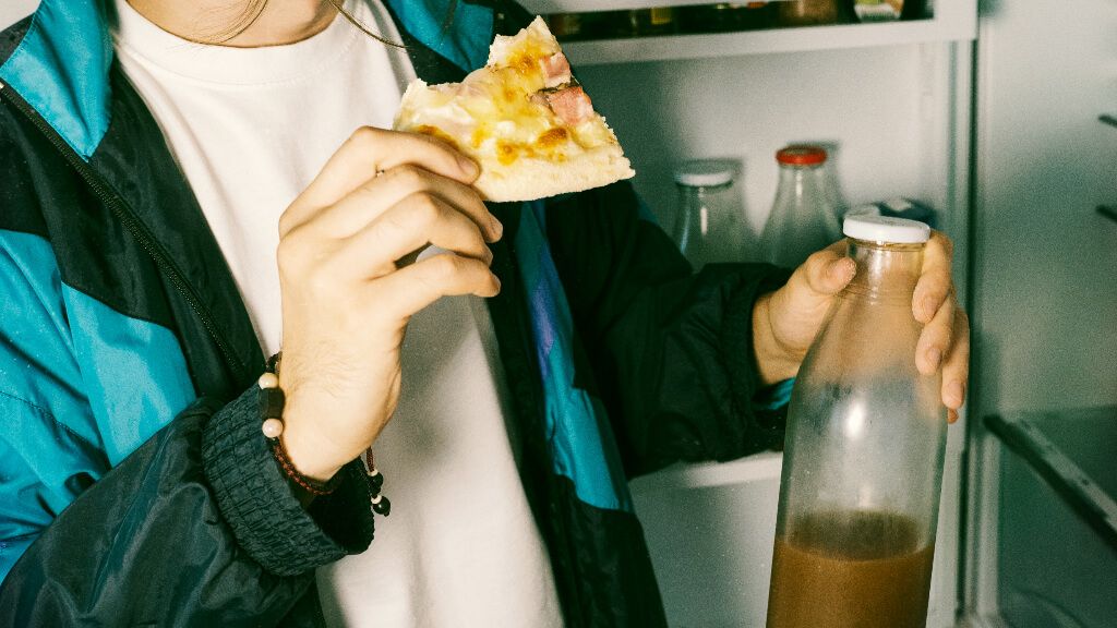  Persona sacando un batido de chocolate de la nevera