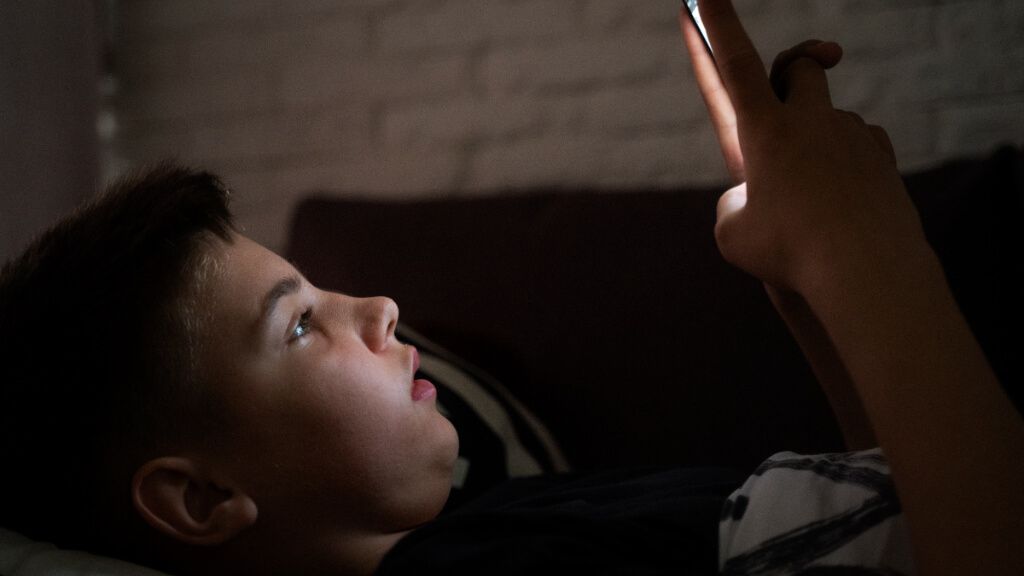 Menor ensimismado con el móvil