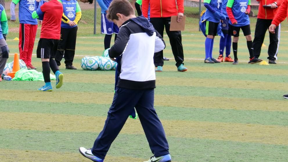 Niños jugando al fútbol.