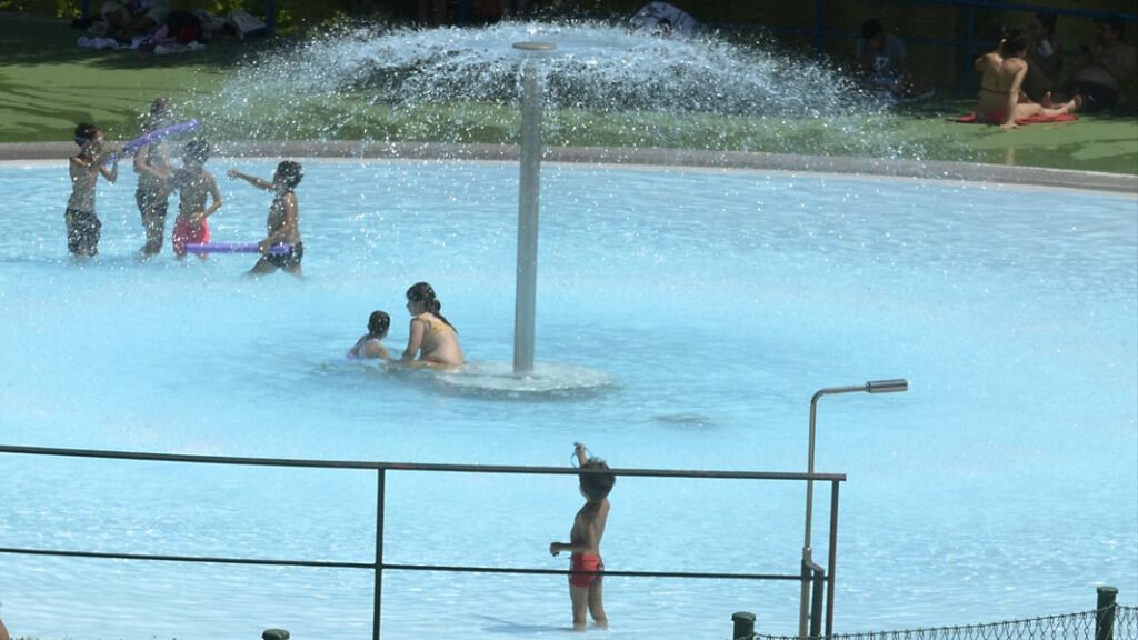  Bañistas, sobre todo menores, en una piscina de Galicia