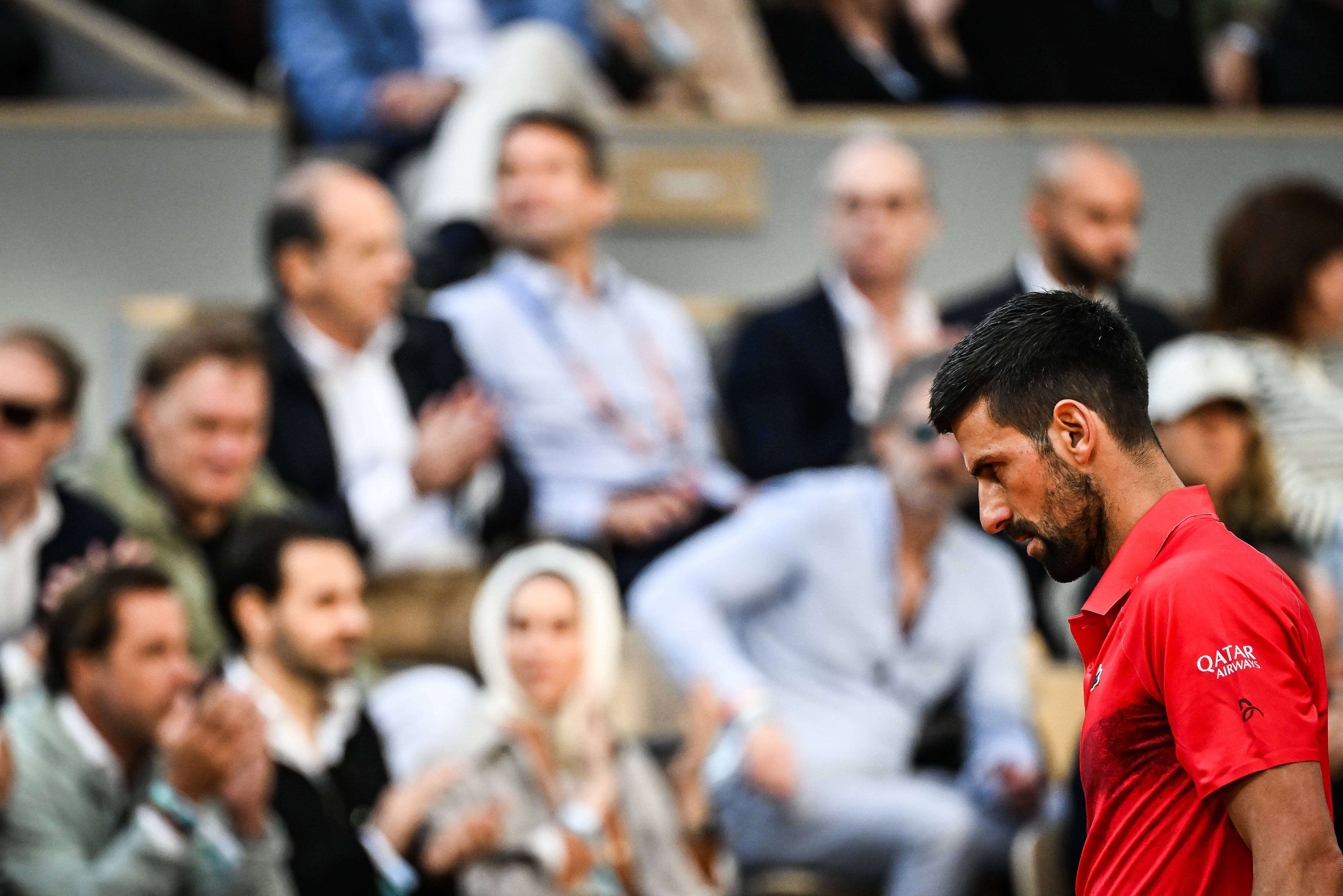  Novak Djokovic se lamenta durante el partido ante Sinner en Roland Garros.