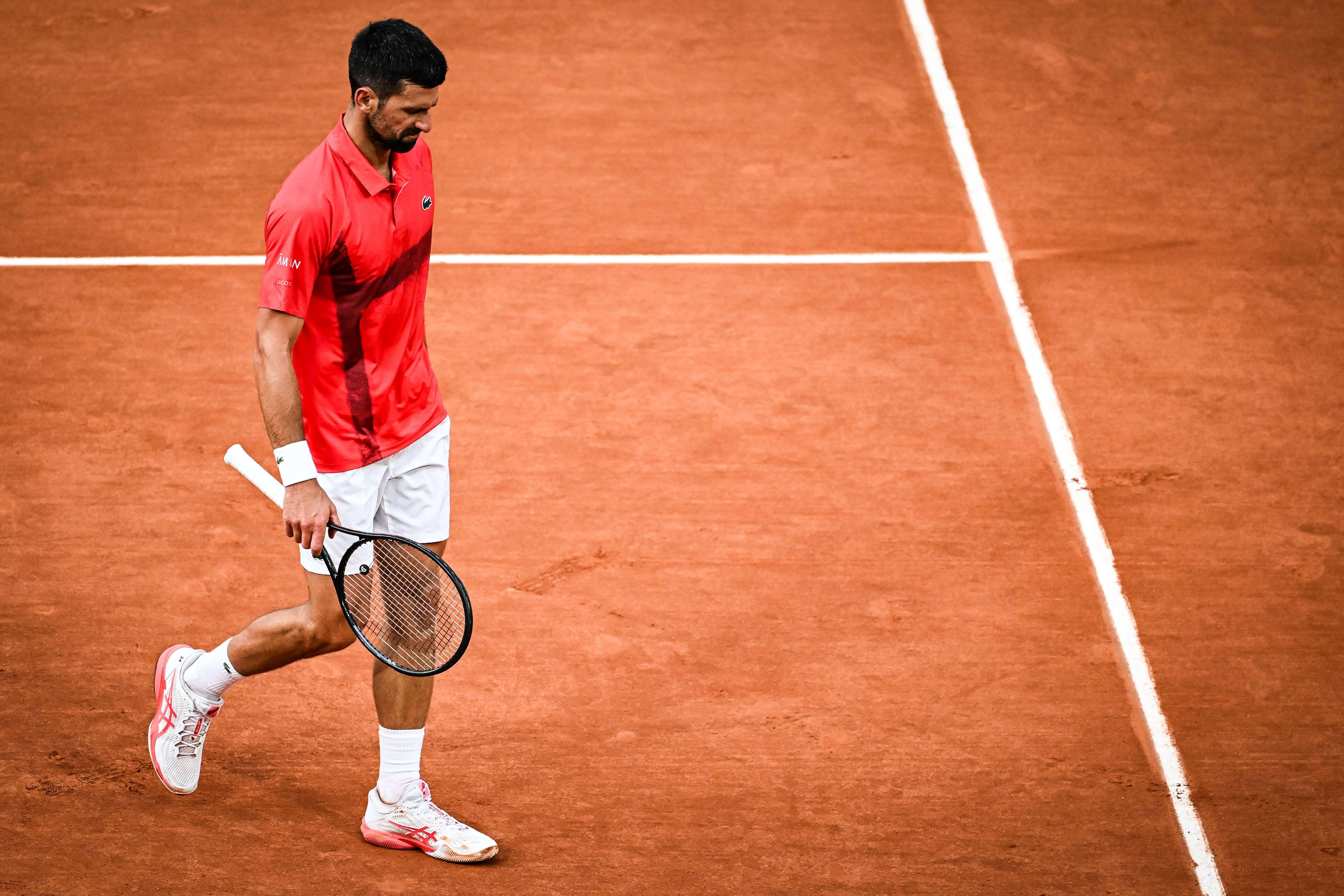  Novak Djokovic se lamenta durante el partido ante Sinner en Roland Garros.