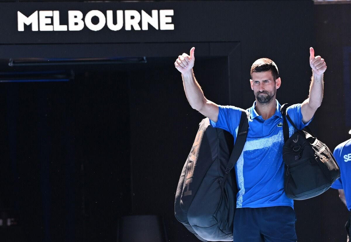 Novak Djokovic saluda tras retirarse en el Open de Australia.