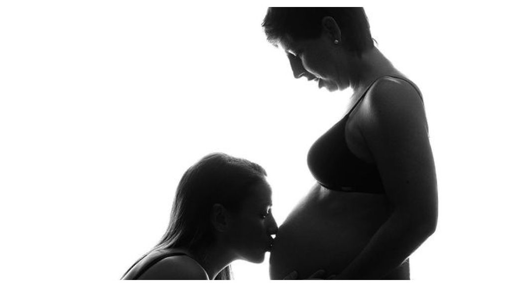  Olga besa la barriga de Carla estando embarazada de las gemelas