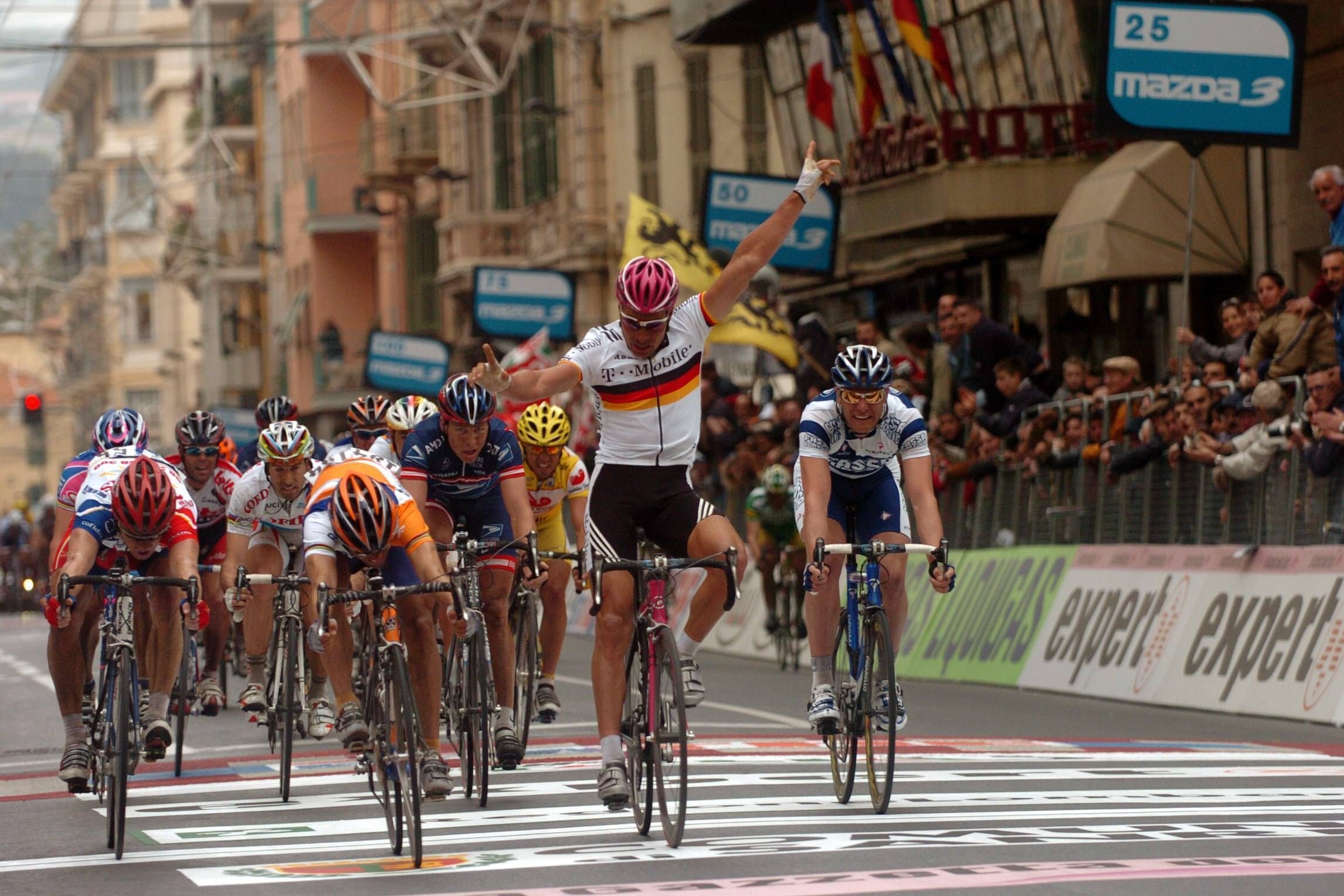 Oscar Freire campeón al sprint en San Remo 2004.