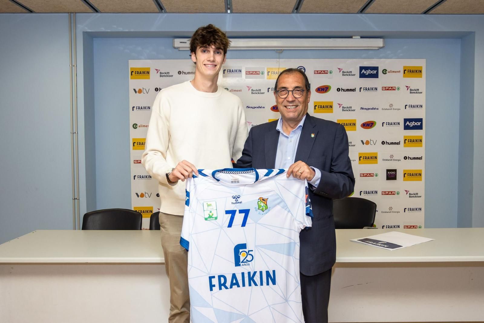 Pablo Urdangarin en su presentación como jugador del BM Granollers (@BMGranollers)