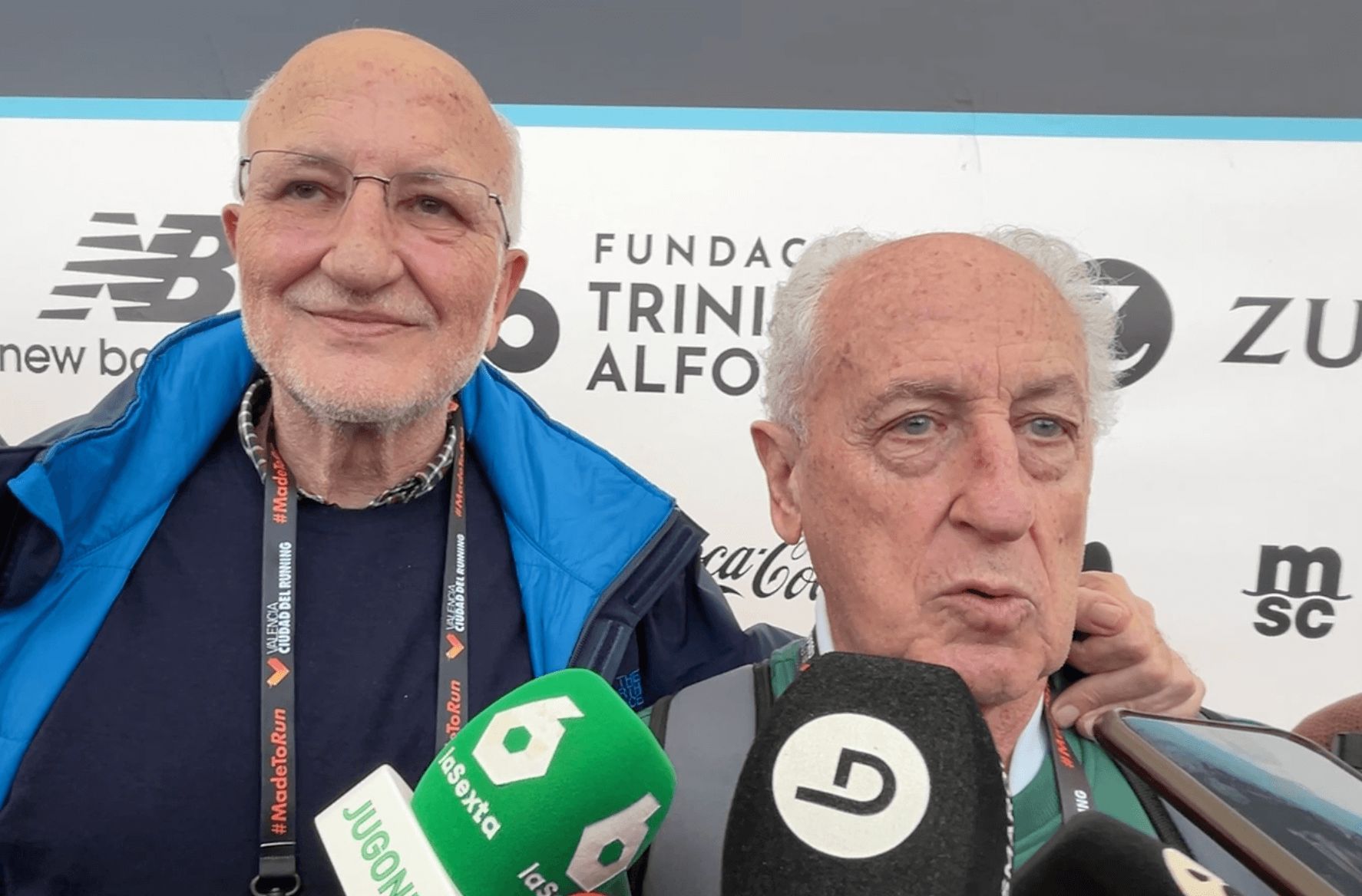  Juan Roig coge por la espalda a Paco Borao al acabar el Maratón Valencia
