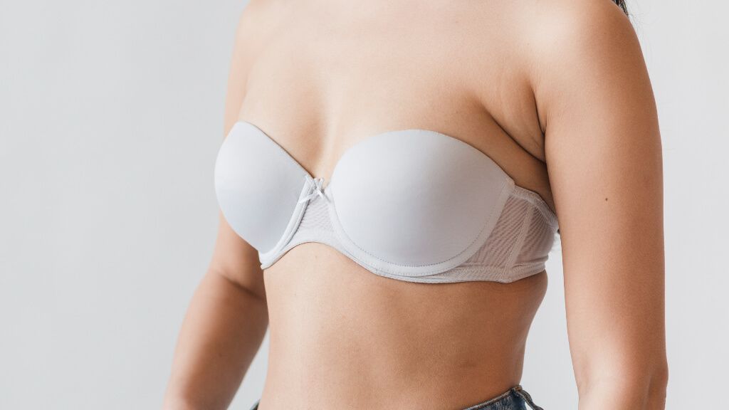 Mujer con sujetador de palabra de honor