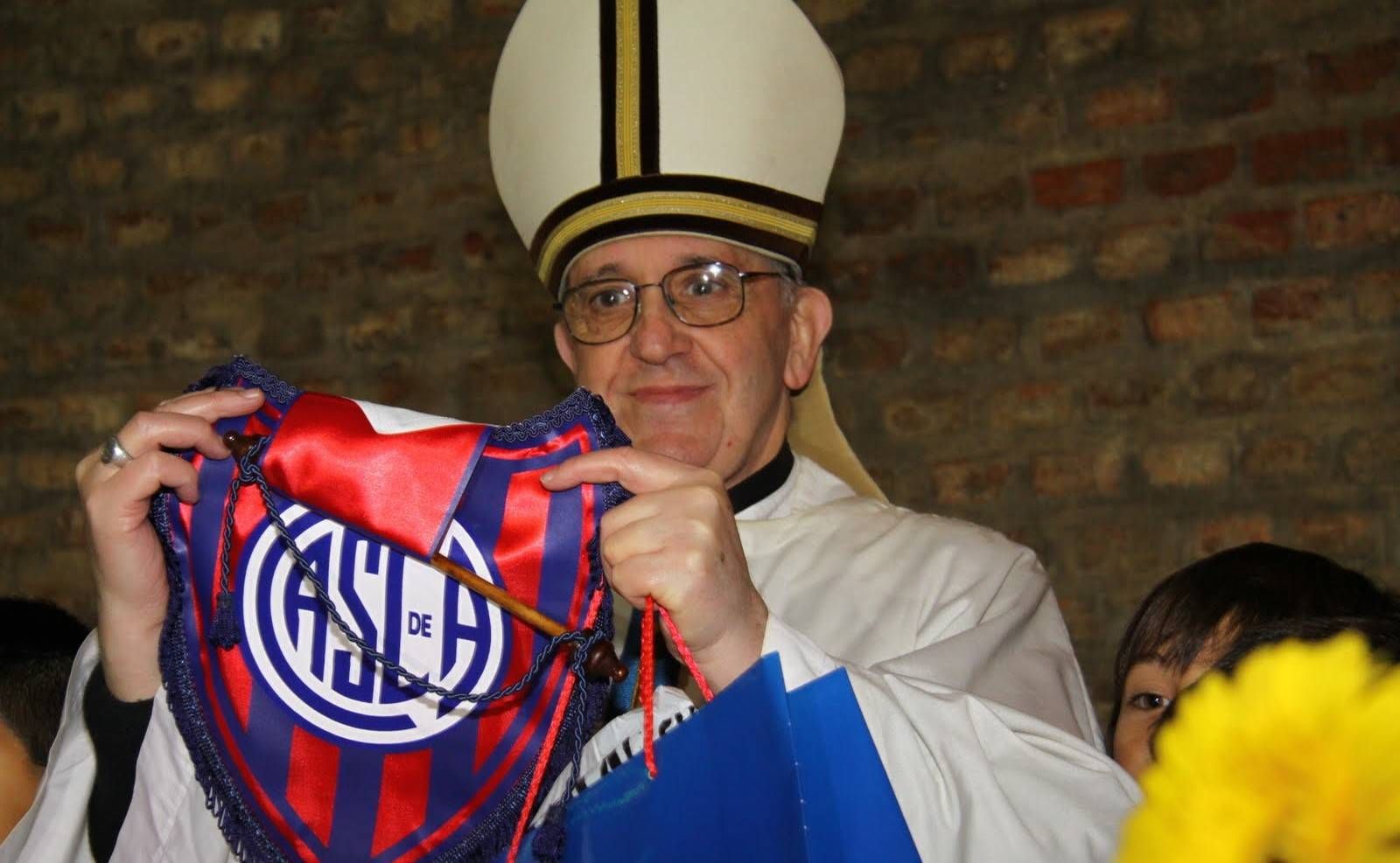  El Papa Francisco posa con una bufanda de San Lorenzo de Almagro.