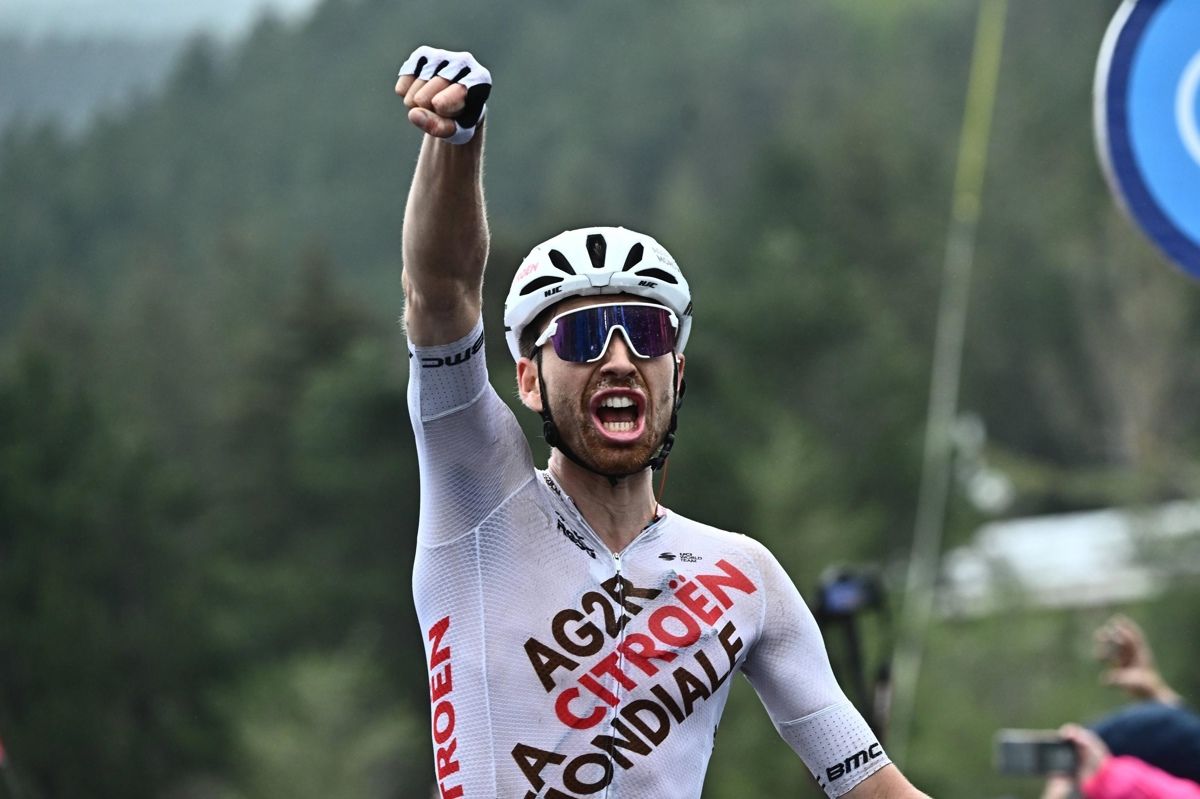  Paret Peintre celebra su triunfo en el Giro.