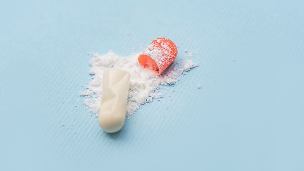  Cápsula de pastilla abierta cuyo contenido es una especie de polvo blanco