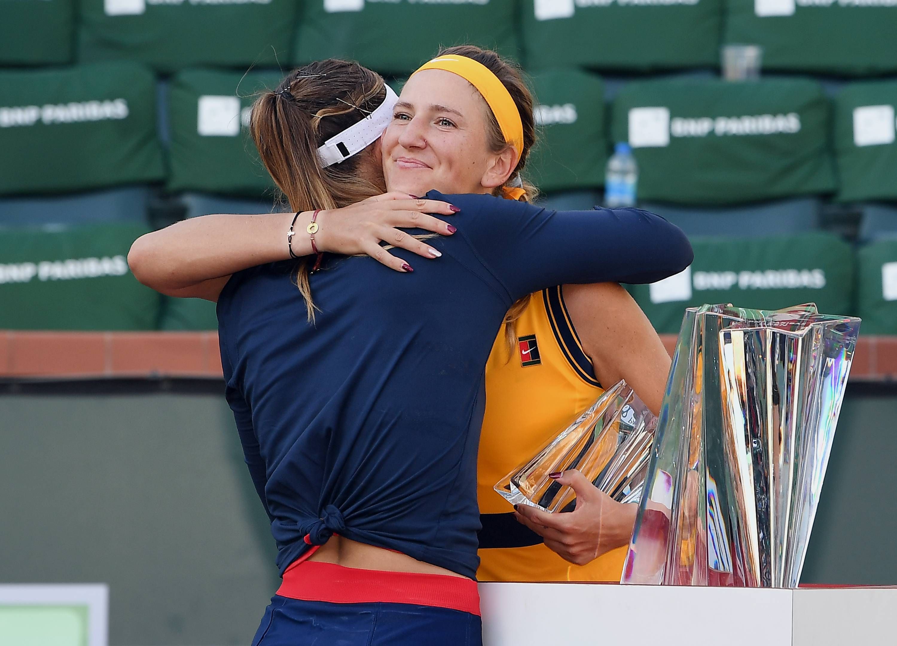  Paula Badosa y Victoria Azarenka se abrazan en Indian Wells.