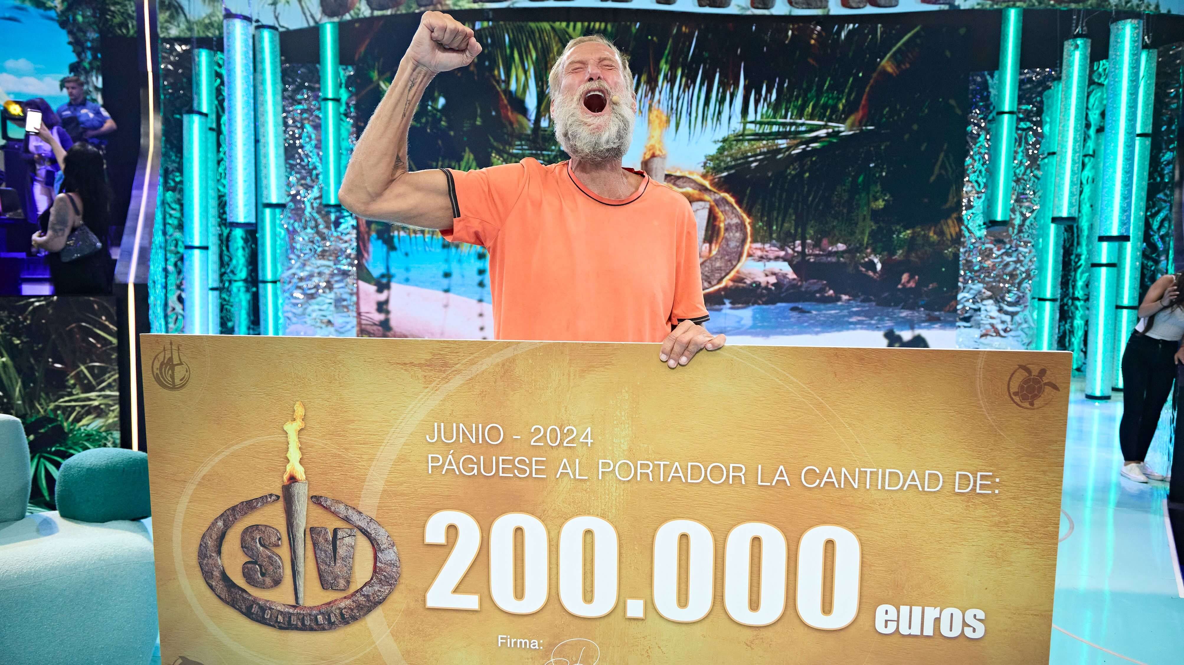 Pedro García Aguado con su premio de 'Supervivientes' (Telecinco)