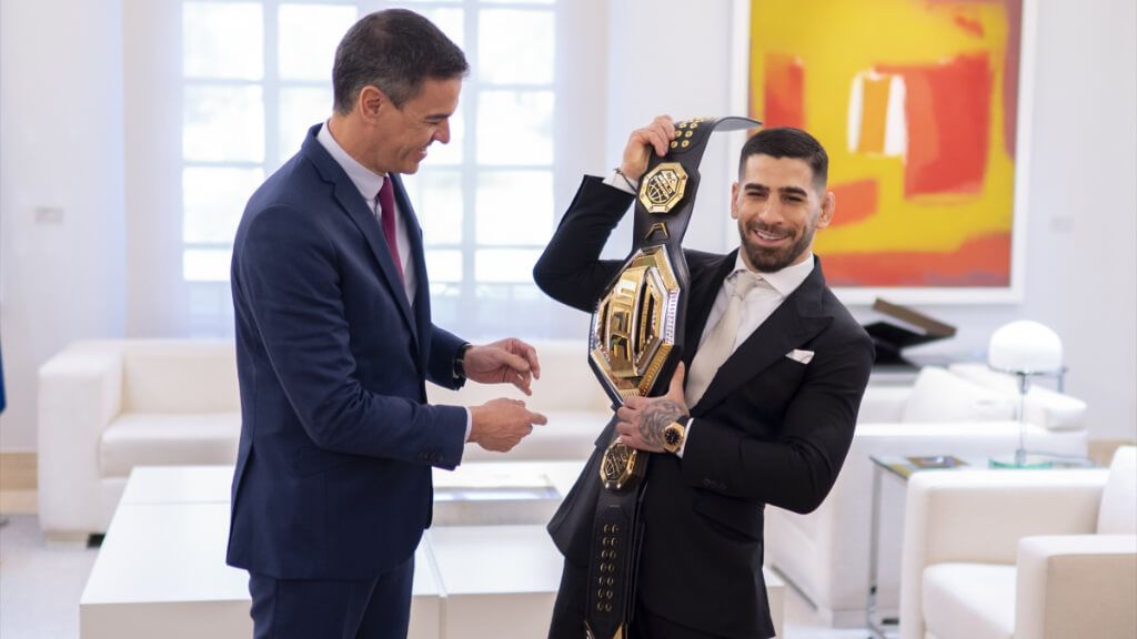  Pedro Sánchez e Ilia Topuria, con el cinturón de campeón de la UFC.