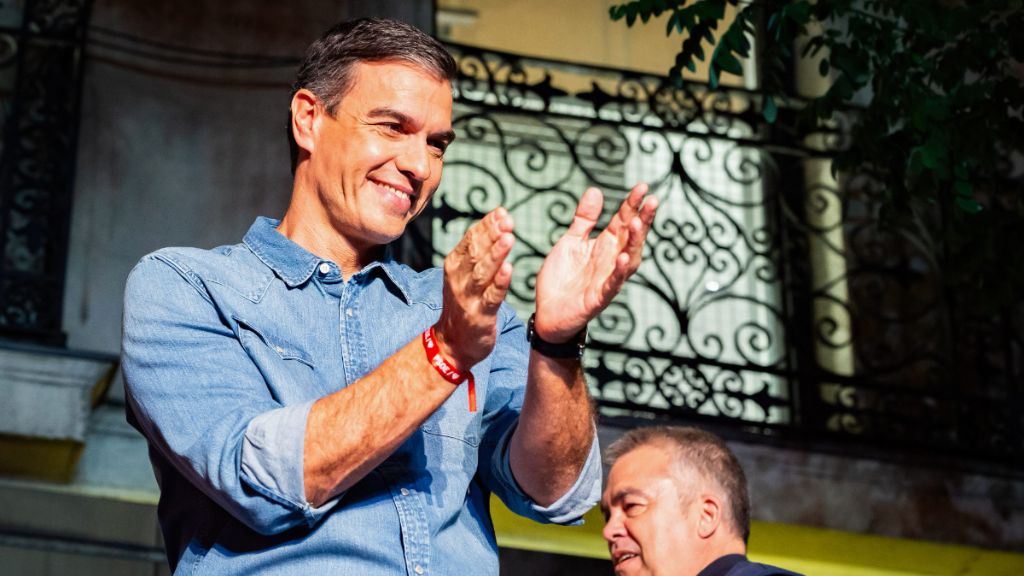  Pedro Sánchez saludando a simpatizantes del PSOE en Ferraz (Cordon Press)