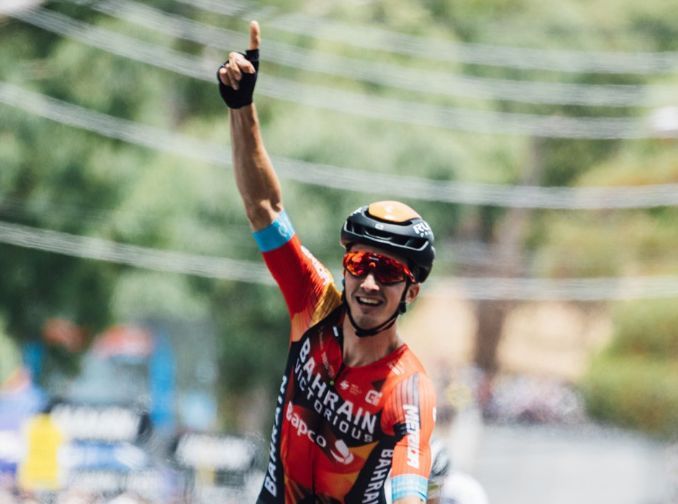 Pello Bilbao entra en meta (FOTO: @tourdownunder).