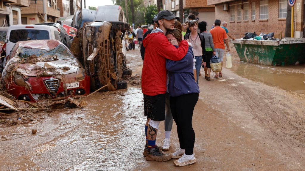 Dos personas abrazadas en una zona afectada por la DANA