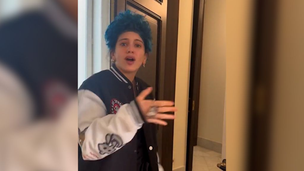  Rosalía, disfrazada de Rauw Alejandro.