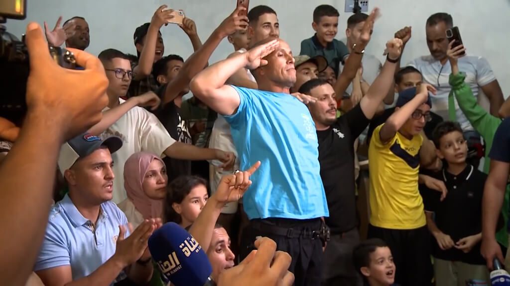  Su tío y sus vecinos celebran la victoria de Imane Khelif (AP)