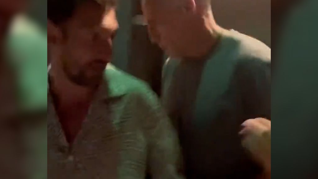 La reacción de Messi tras el beso furtivo.