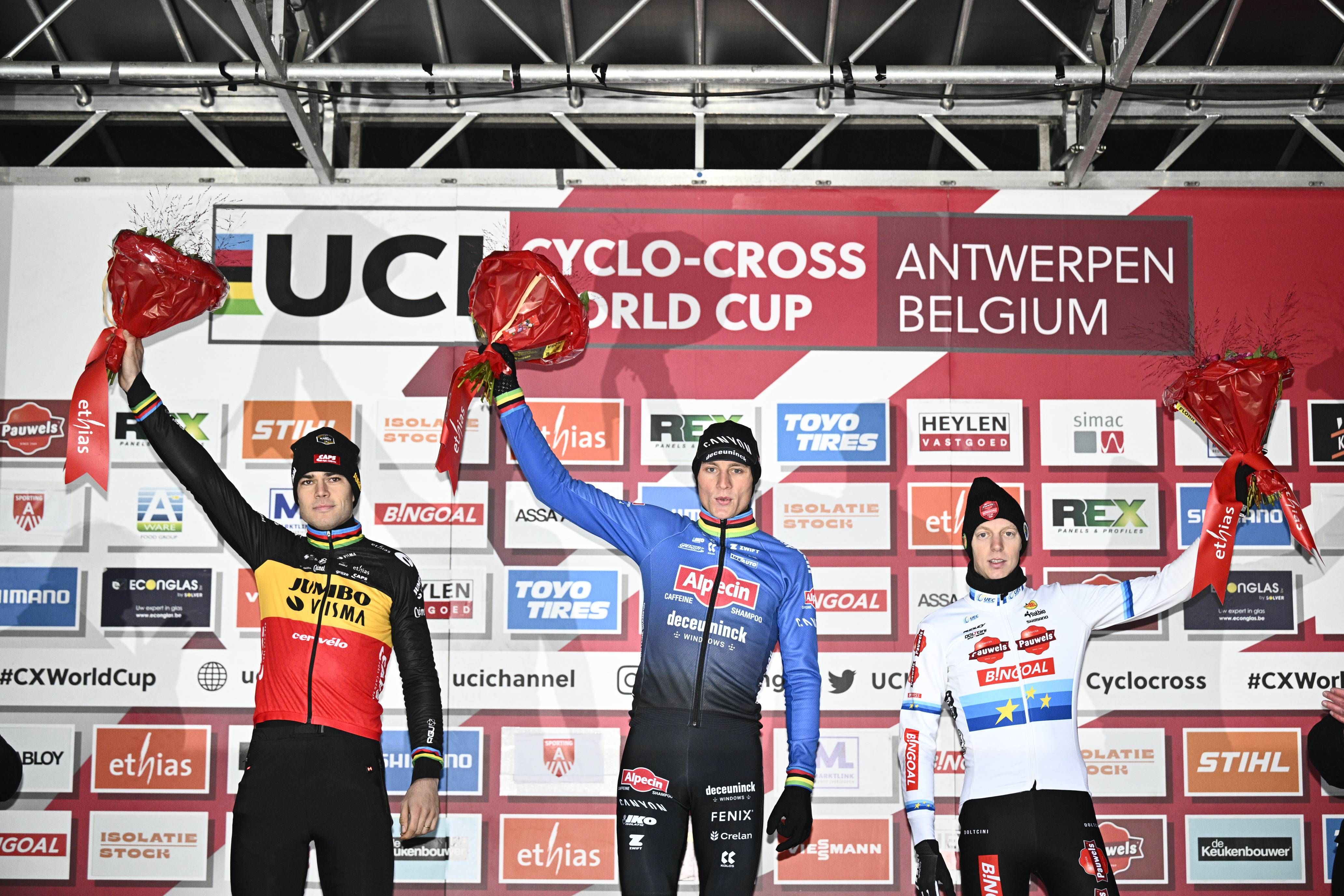 Podium en Amberes en la Copa del Mundo con Van der Poel.