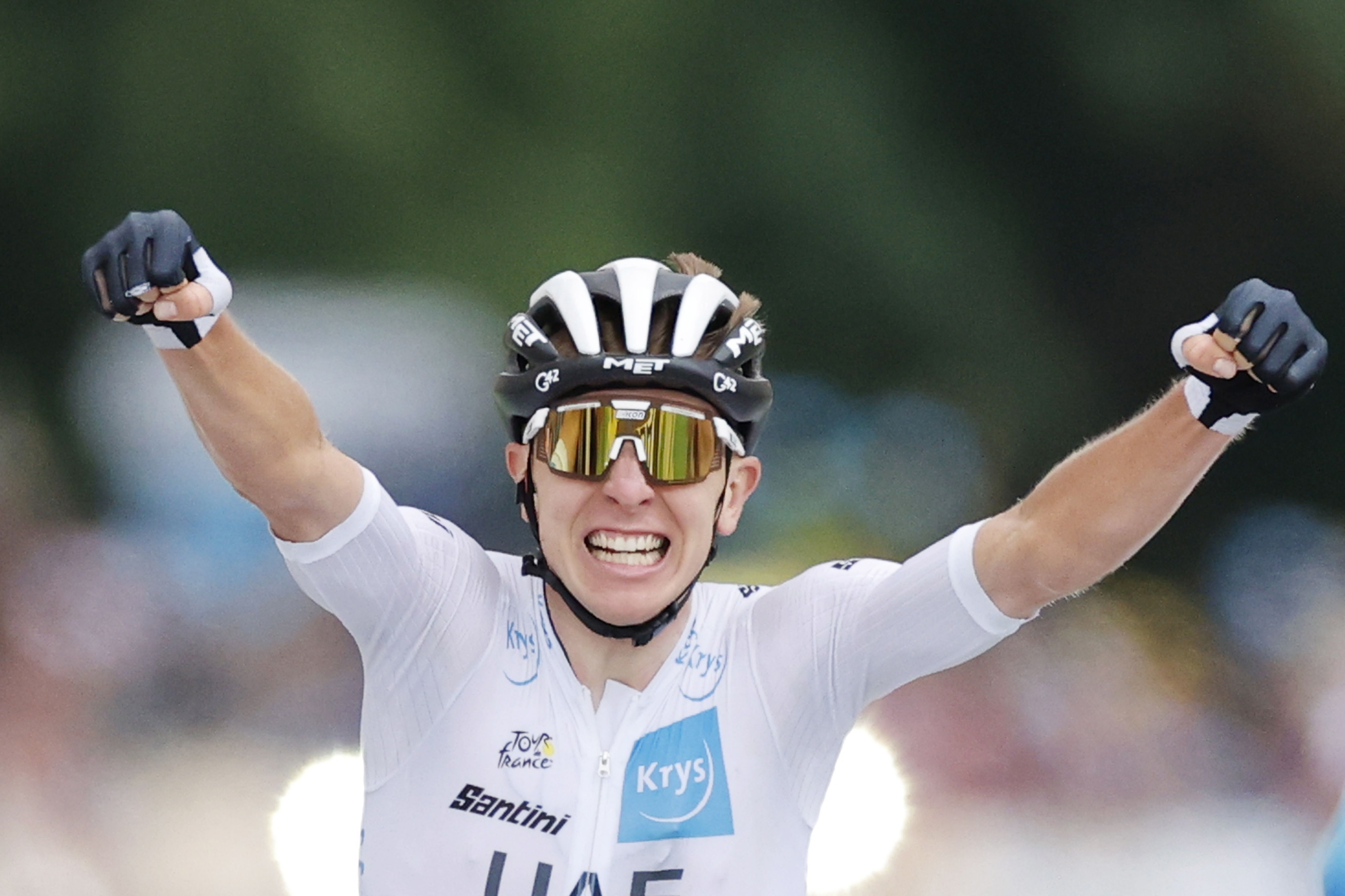  Pogacar celebra su victoria en la sexta etapa del Tour de Francia 2022.