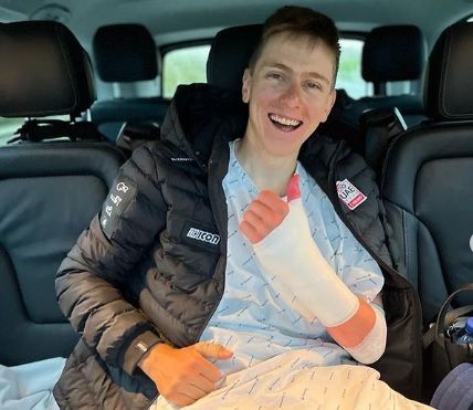 Tadej Pogacar muestra su lesión en las redes sociales.