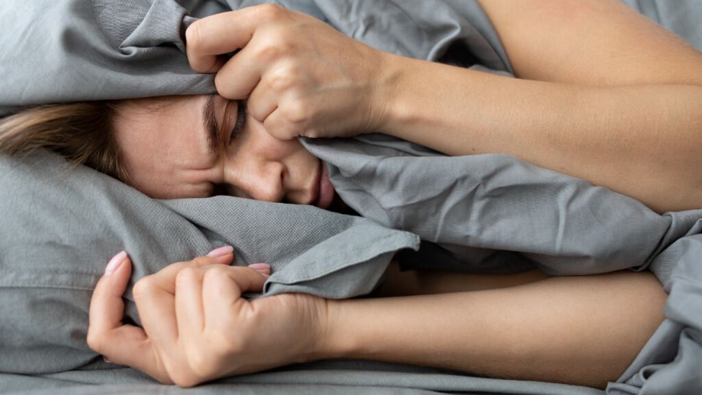 Mujer con problemas para dormir