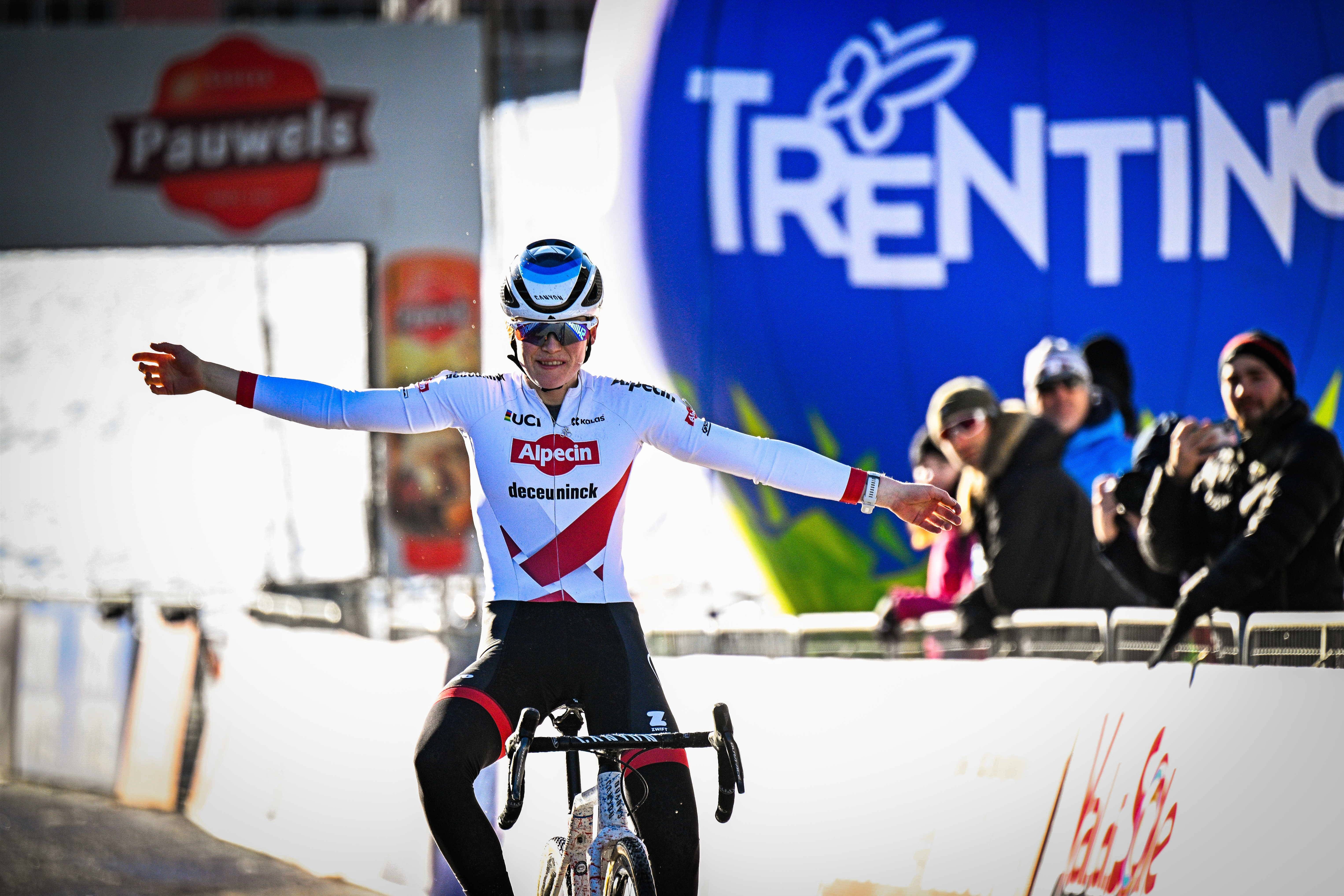  Puck Pieterse al ganar en la categoría femenina en el Val di Sole.