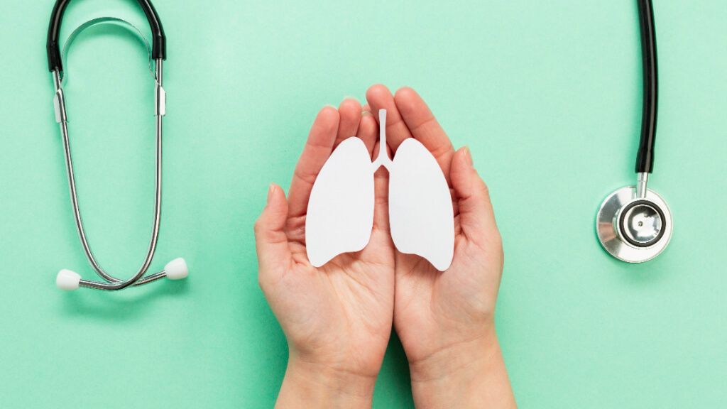  Manos sosteniendo una silueta de unos pulmones