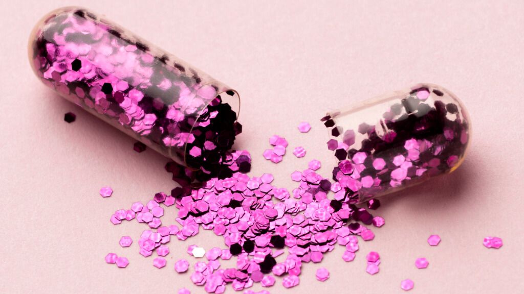 Cápsula de una pastilla con purpurina dentro