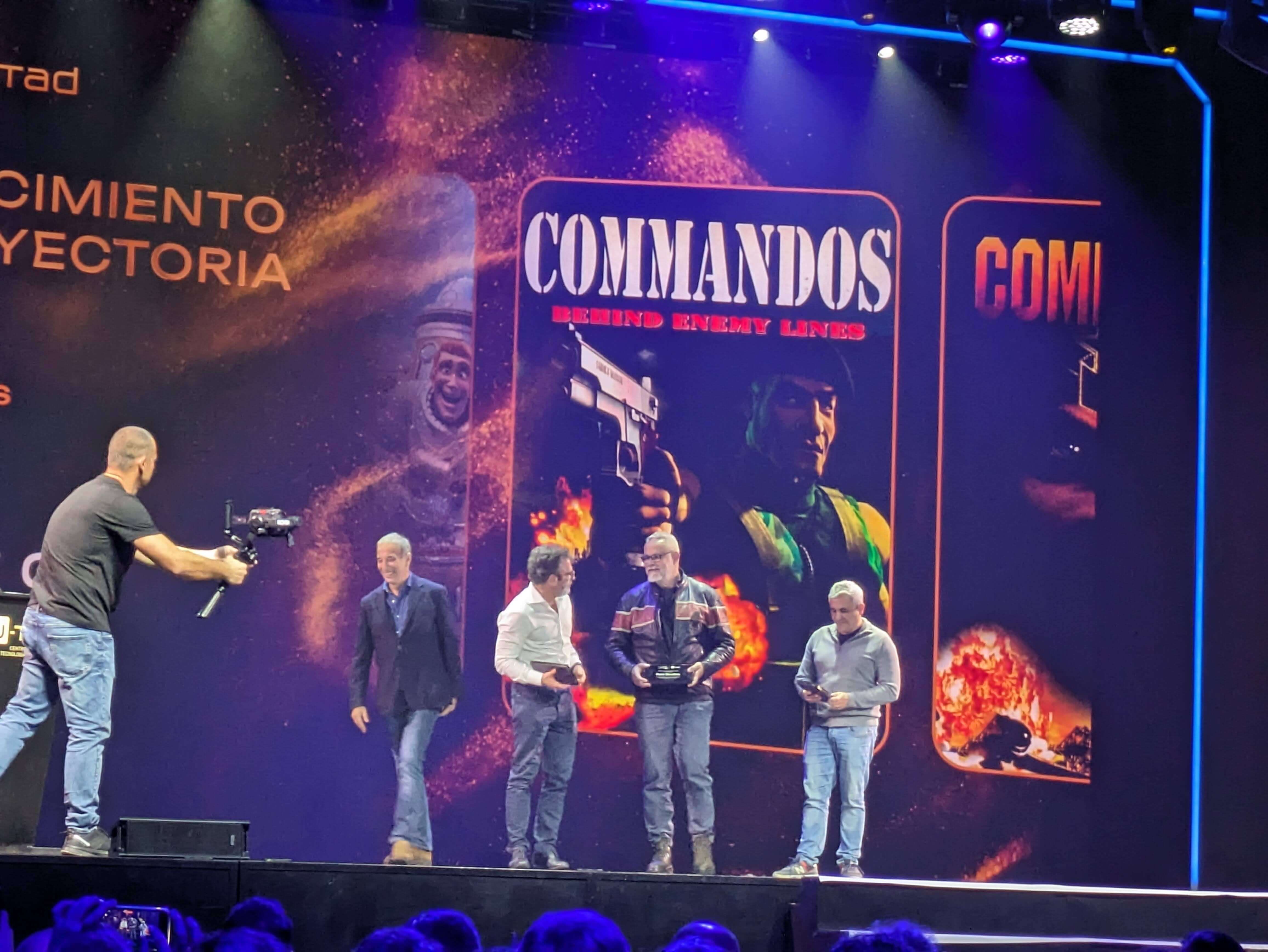  Ignacio Pérez Dolset y Gonzo Suárez (en el centro) en el reconocimiento a Pyro Studios.