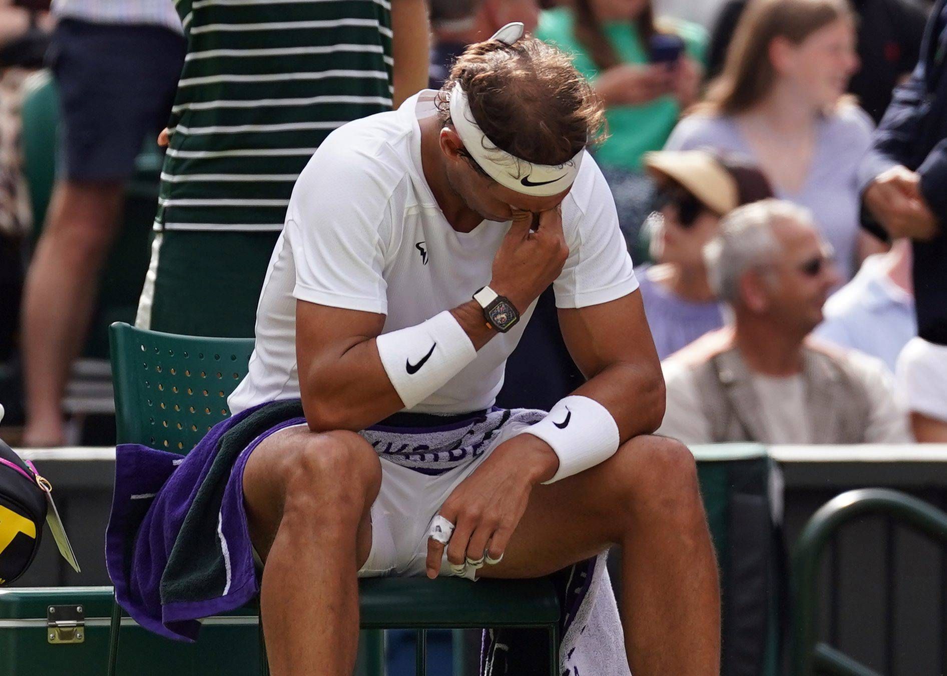 Rafa Nadal, abatido durante su partido contra Taylor Fritz en Wimbledon 2022.