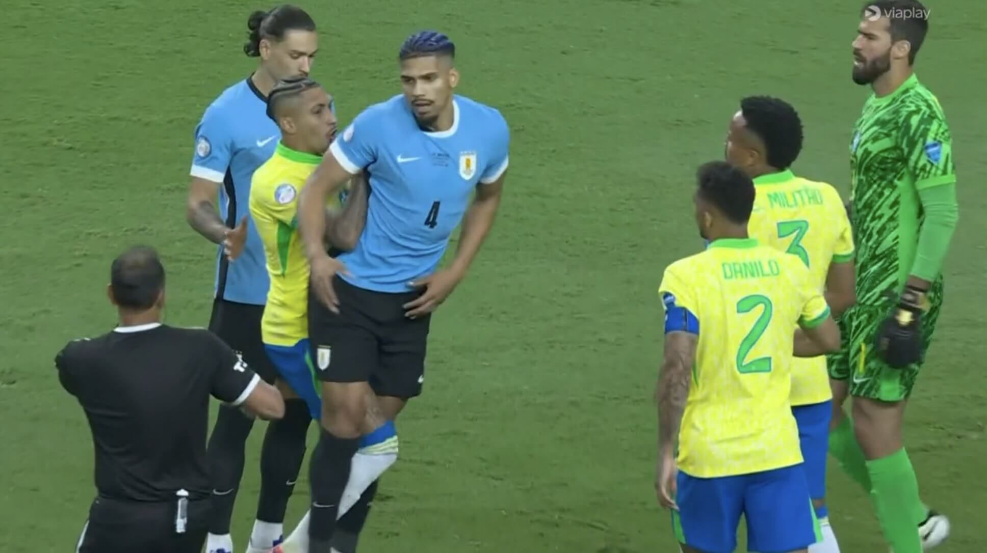  Raphinha empuja a Ronald Araujo en el Uruguay-Brasil de la Copa América.
