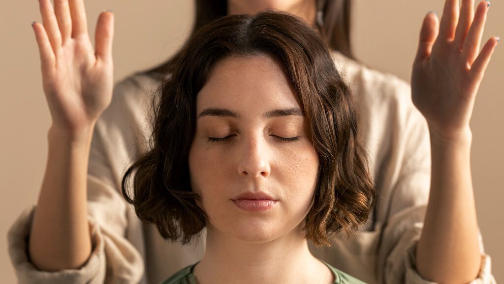  Persona que realiza terapia de reiki