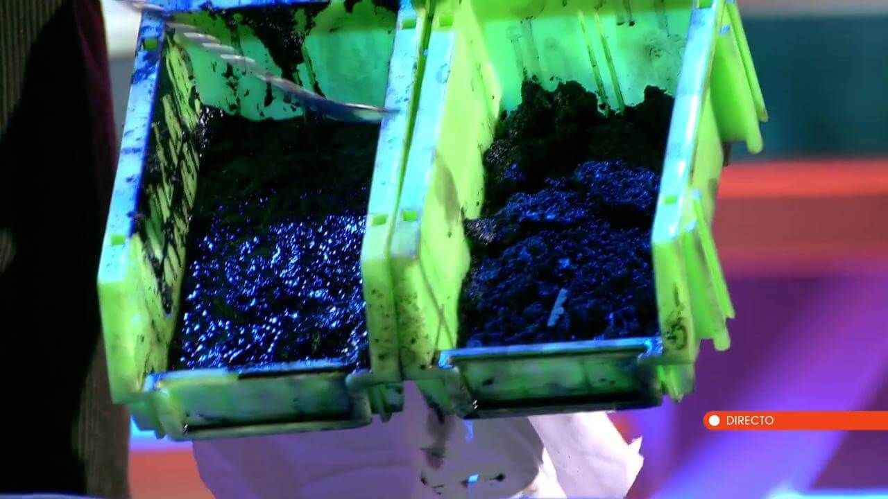 Ángel Gaitán mostró los restos de carbonilla que salieron de un automóvil.