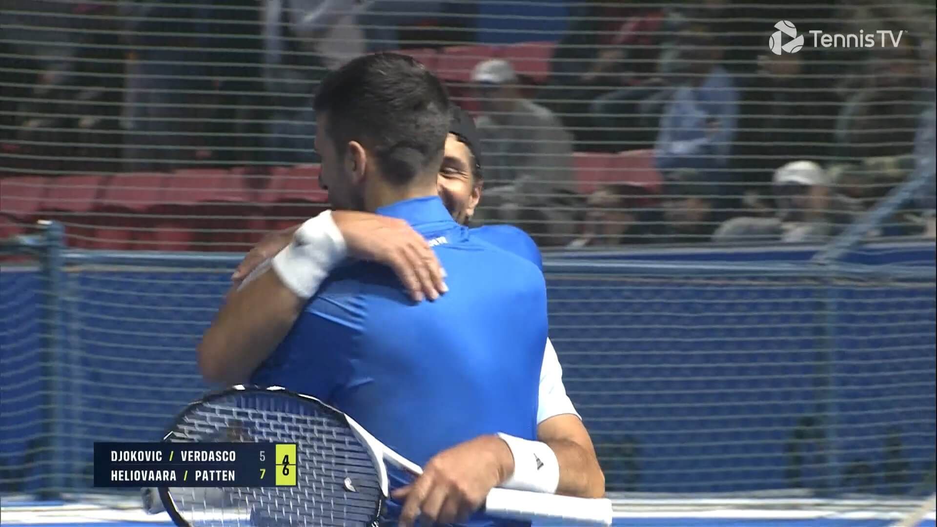  El abrazo entre Fernando Verdasco y Novak Djokovic en la retirada del español.